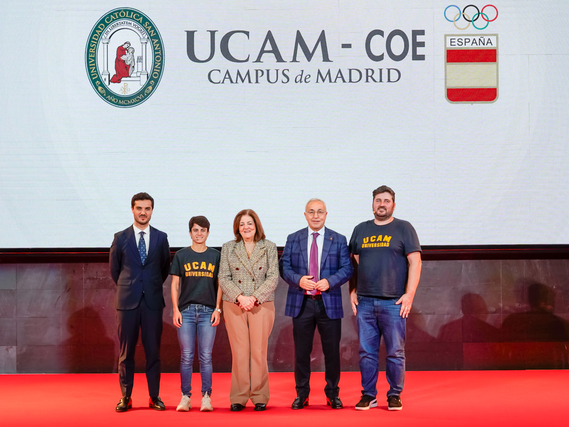 El alcalde, Alejandro Navarro Prieto, el presidente del COE, Alejandro Blanco, la presidenta de la UCAM, María Dolores García Mascarell, y los deportistas olímpicos María Pérez (oro y plata olímpicos en Paris 2024), y David Cal (5 veces medallista olímpico)