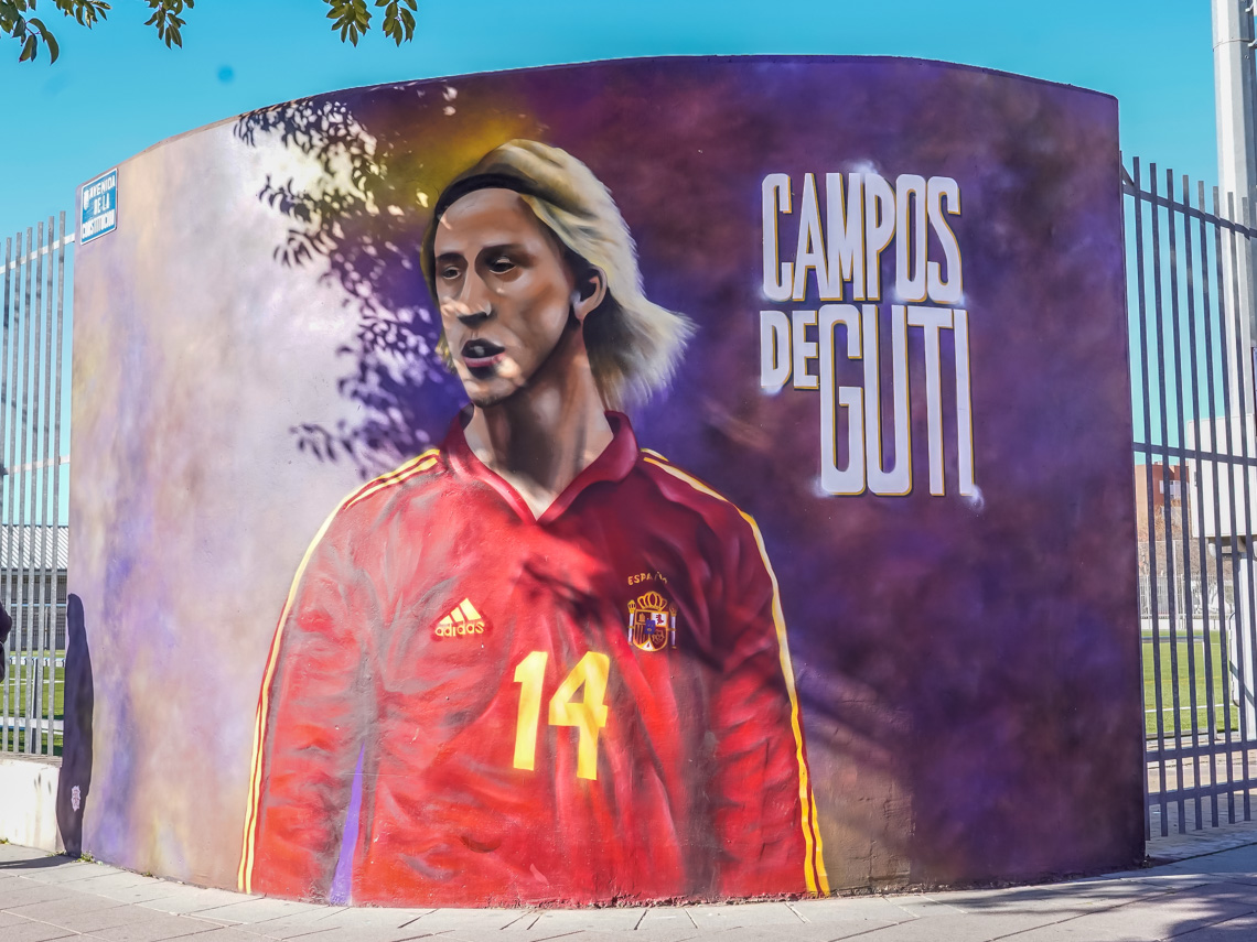 José María Gutiérrez “Guti” con la camiseta de la selección española en el mural realizado por el torrejoneroFATCAPS
