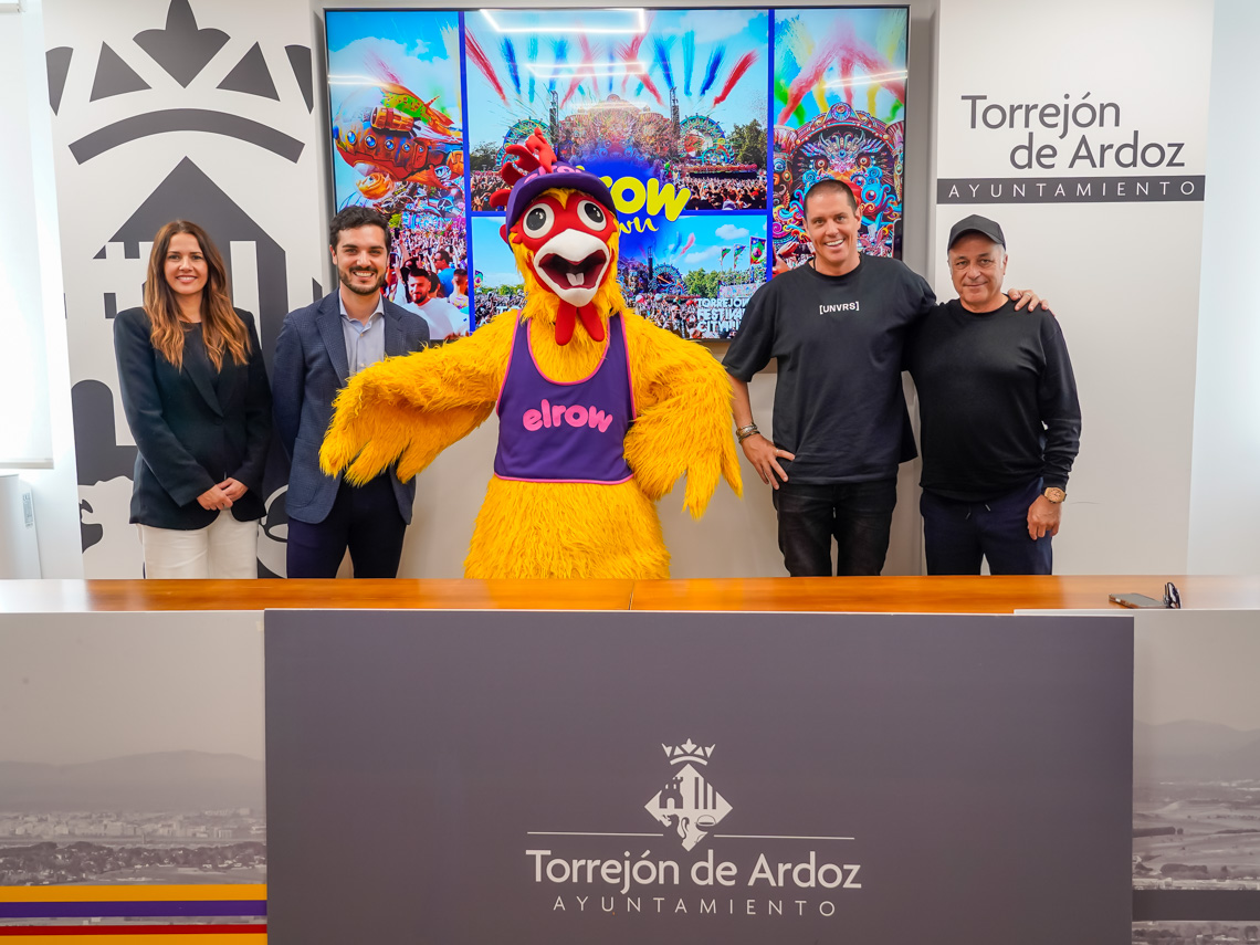 El alcalde, Alejandro Navarro, la concejala de Igualdad y Festejos, María Eugenia Gil, y los promotores del festival elrow Town, Juan Arnau, CEO Festival elrow Town, y Joaquín Cabós, director del festival