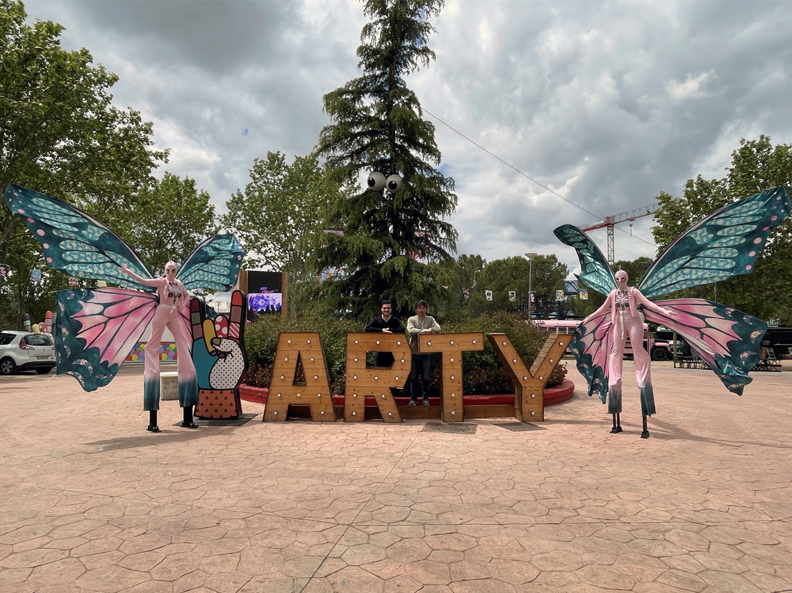 El alcalde, Alejandro Navarro Prieto, con el promotor de Ardoz Arty! World y performance que van a participar en el evento