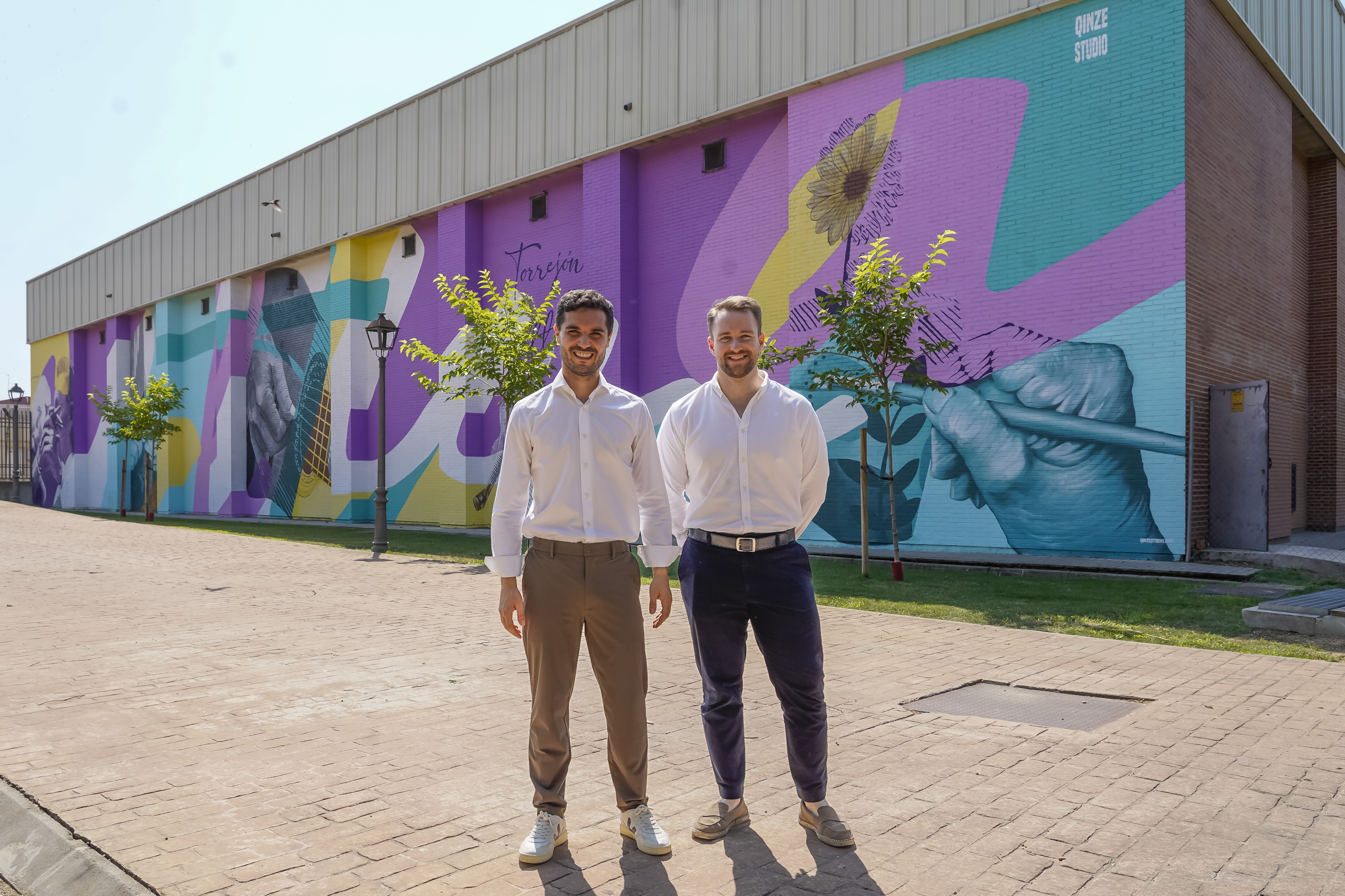 El alcalde, Alejandro Navarro Prieto, y el concejal de Urbanismo, Vivienda y Juventud, Víctor Miranda, ante el mural “Huellas del arte” realizado por Qinze Studio