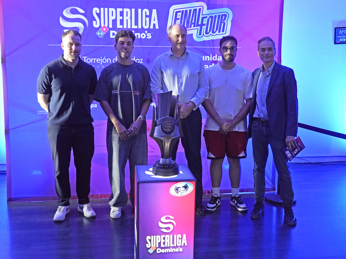 De izquierda a derecha, el concejal de Juventud, Urbanismo y Vivienda, Víctor Miranda, el gamer, Werlyb, el consejero de Digitalización de la Comunidad de Madrid, Miguel López-Valverde, el gamer torrejonero, Miniduke, y el director general de LVP, Jordi Soler