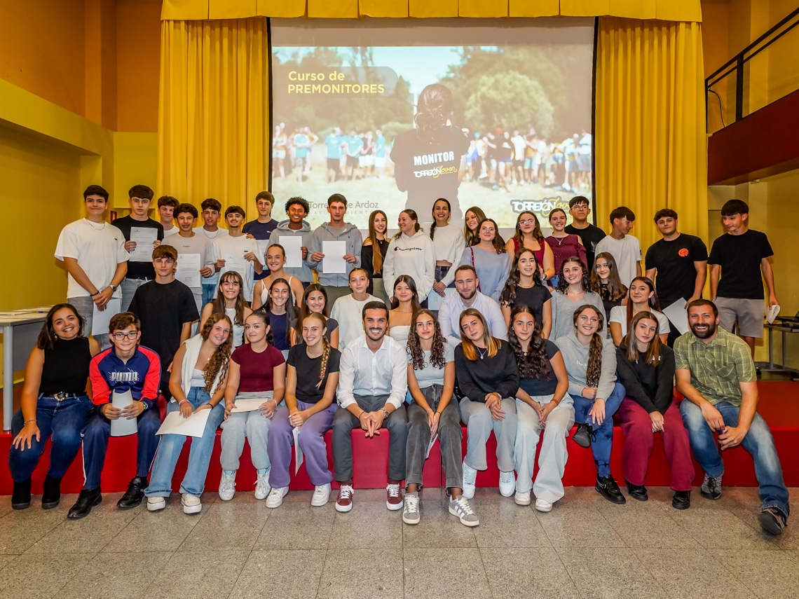 El alcalde, Alejandro Navarro, y el concejal de Urbanismo, Vivienda y Juventud, Víctor Miranda, en el Centro Polivalente Abogados de Atocha, con los jóvenes que han participado en el curso de “Premonitores de ocio y tiempo libre” 