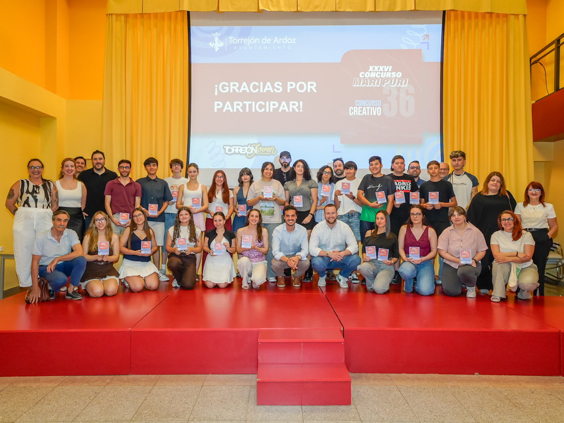 El alcalde, Alejandro Navarro Prieto, y el concejal de Juventud, Urbanismo y Vivienda, Víctor Miranda con los premiados