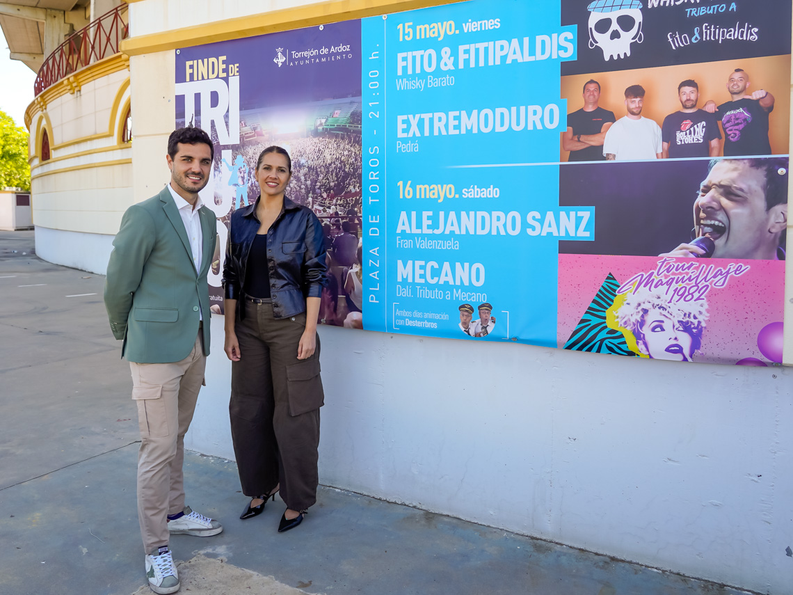 El alcalde, Alejandro Navarro Prieto, y la concejala de festejos e Igualdad, María 