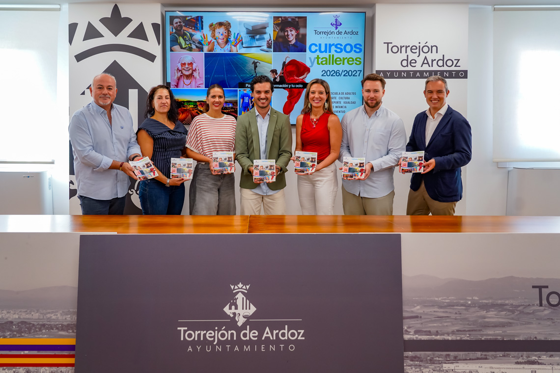 El alcalde, Alejandro Navarro Prieto, junto a los concejales con áreas que cuenta con cursos: María Eugenia Gil, 2ª teniente de alcalde y concejala de Festejos e Igualdad; Ana Verónica González, concejala de Mayores y Voluntariado; Víctor Miranda Lozano, 1er teniente de alcalde y concejal de Urbanismo, Vivienda y Juventud; Rubén Martínez, concejal de Bienestar, Educación e Inmigración; Miriam Gutiérrez, concejala de Deportes y Turismo y José Antonio Moreno de Torres, concejal de Cultura
