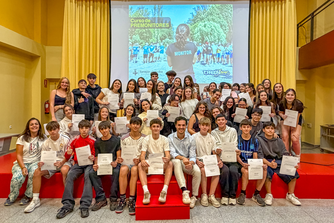 El alcalde, Alejandro Navarro, con los participantes en la última edición del Curso de Premonitores de Ocio y Tiempo Libre